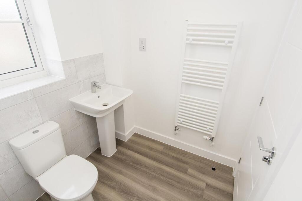 En-Suite (Photo Two)