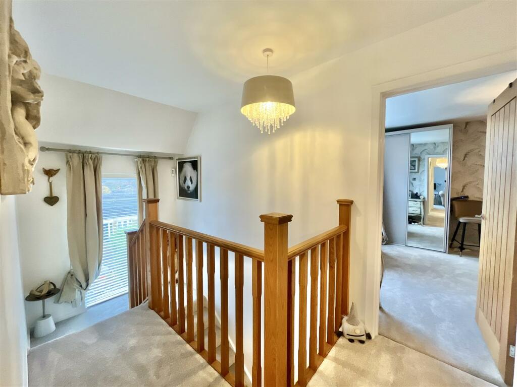FIRST FLOOR LANDING
