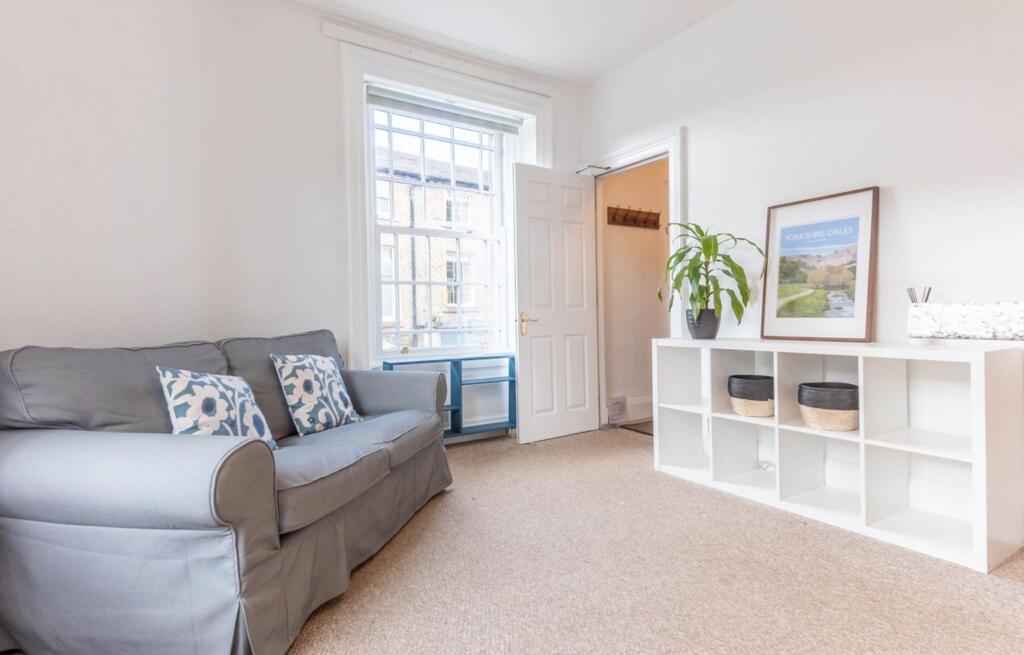 OPEN PLAN LIVING AREA
