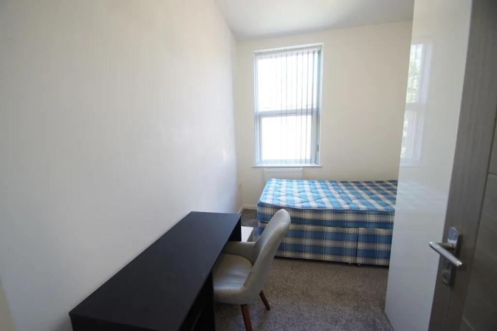 39 Wellington St. PR1 8TQ [8].jpg