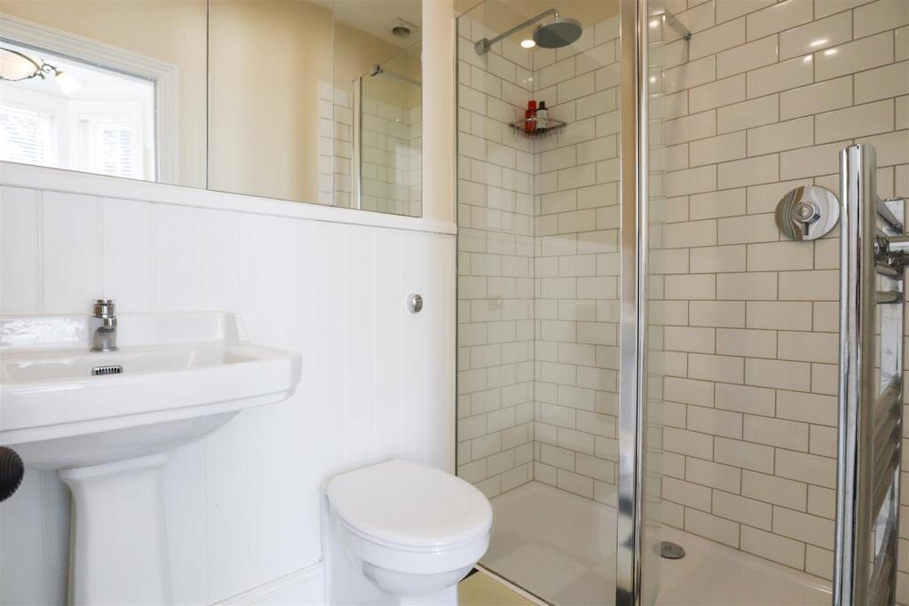 Master En-Suite Bathroom with Shower