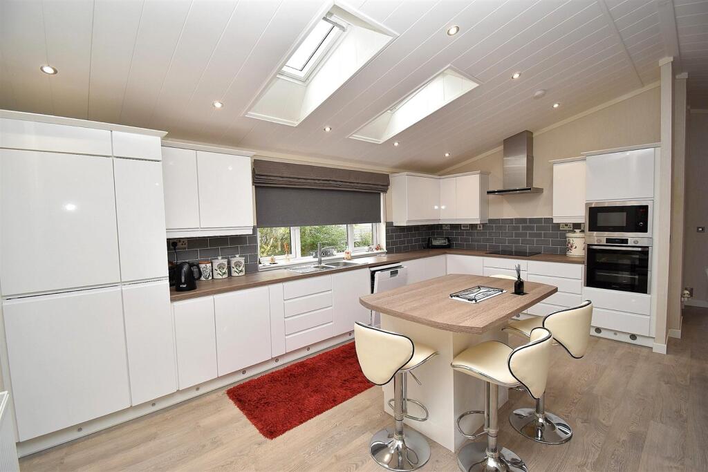 KITCHEN 3.JPG