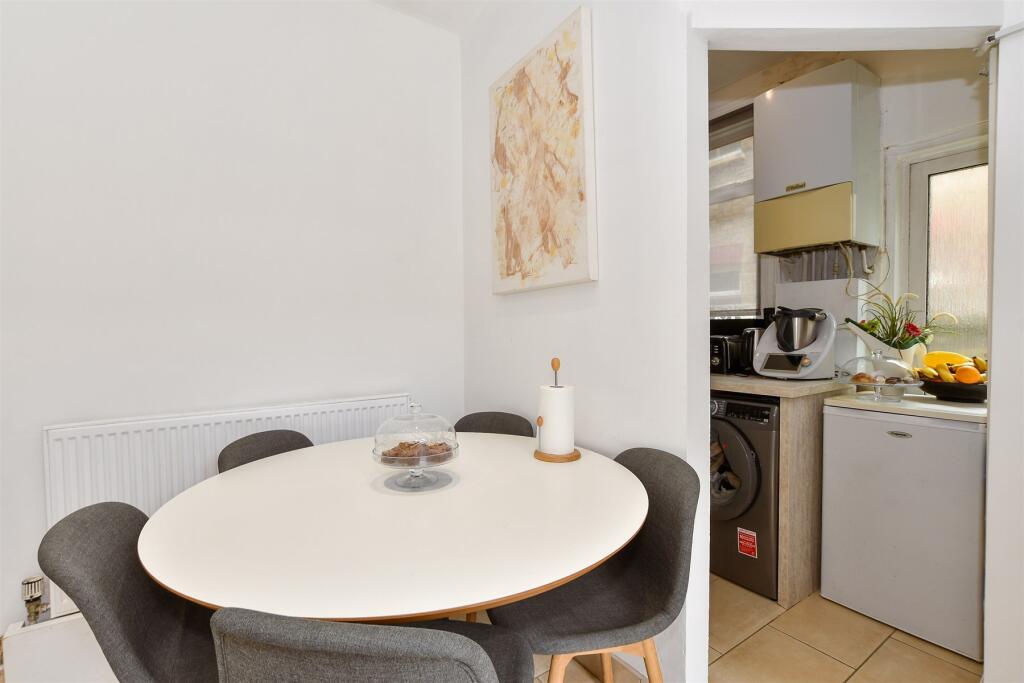 Kitchen/ Dining Room