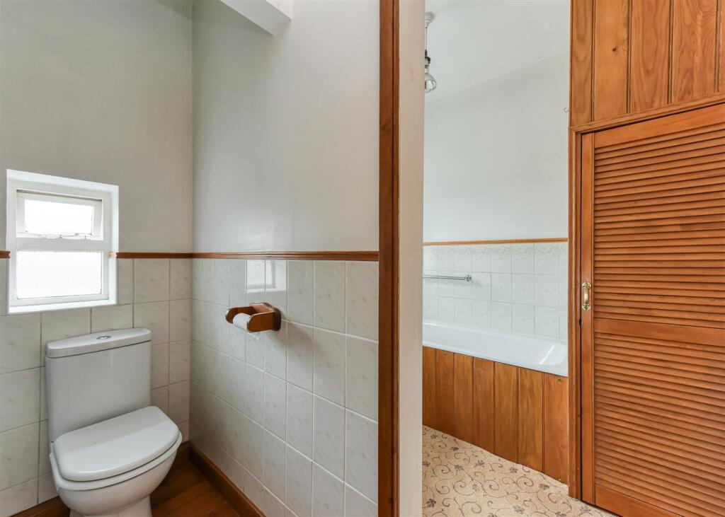 10 High Street-bathroom1.jpg