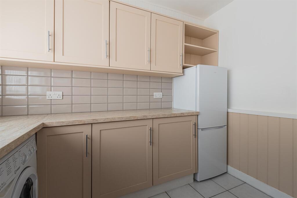 Carisbrooke Way 13a-13.jpg