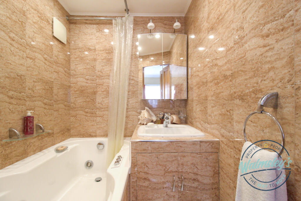 Ensuite jacuzzi bath and vanity unit