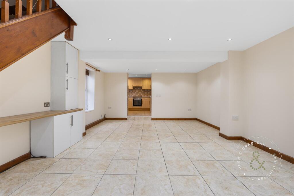 Cardiff Road, HernCrabtree (7).jpg