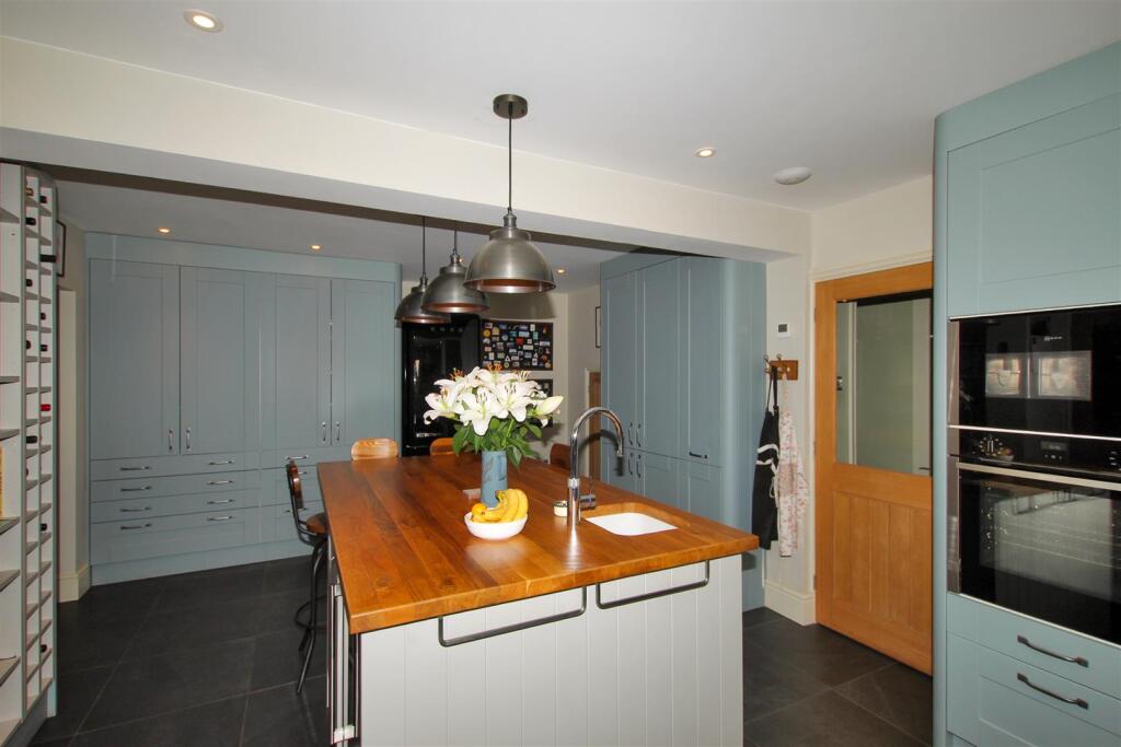 Kitchen - g.JPG