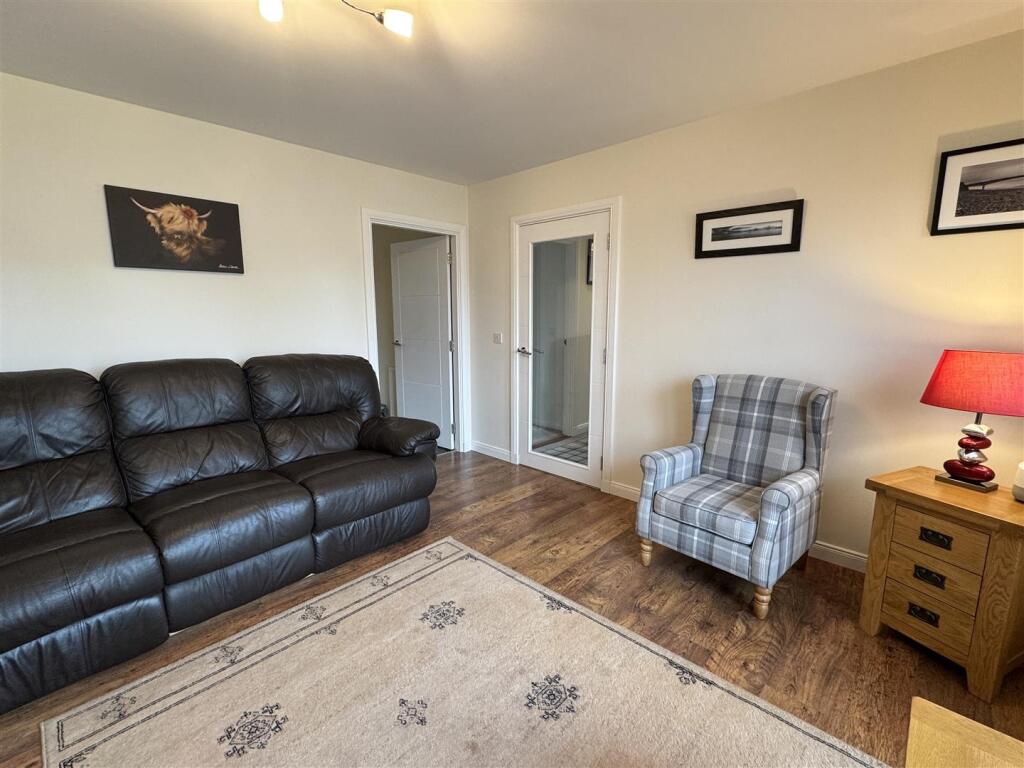 LOUNGE 2.JPG