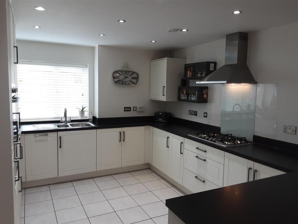 Kitchen/dining/family Room