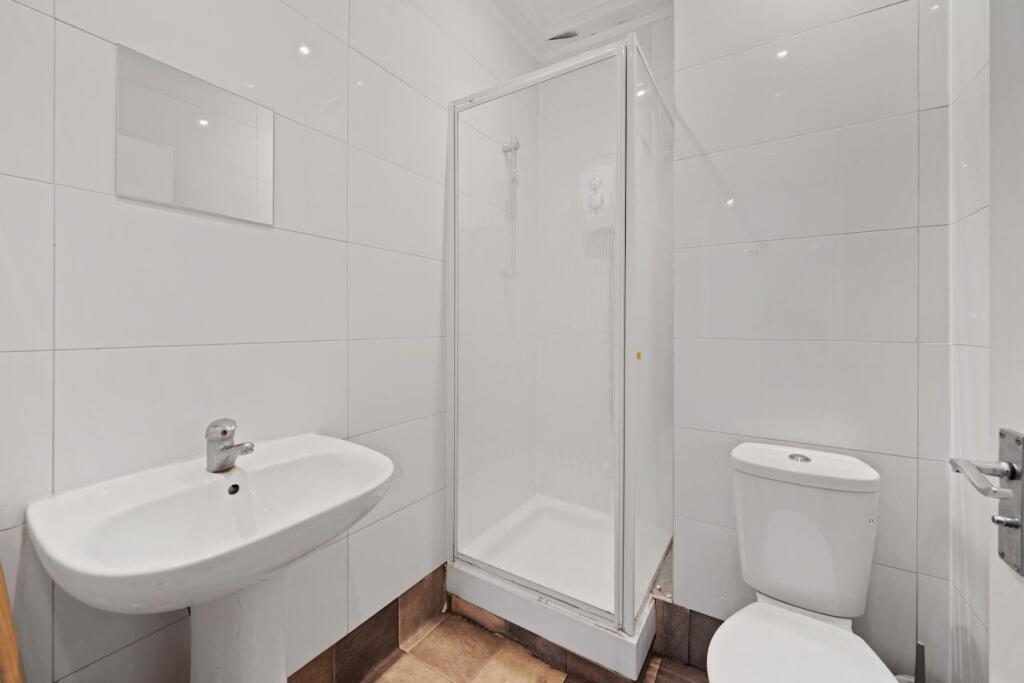 12-cc5682362 - PropWorld - NS - Top Floor Flat, 8 