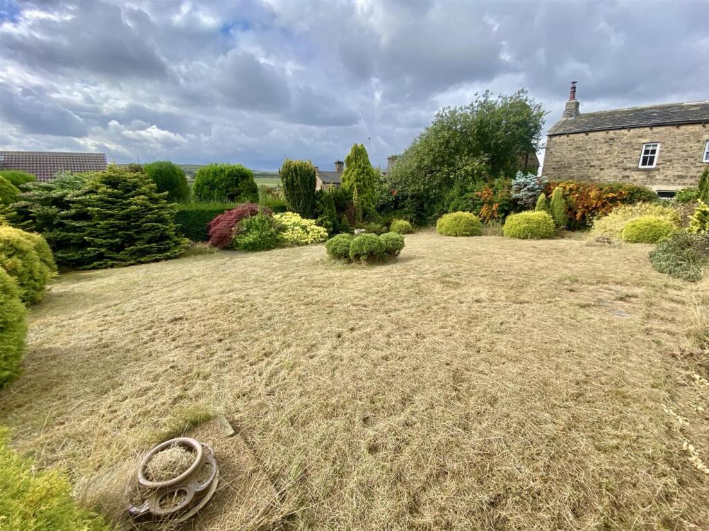 Bramleys Estate Agents - Meadow Bank Crescent - Mi