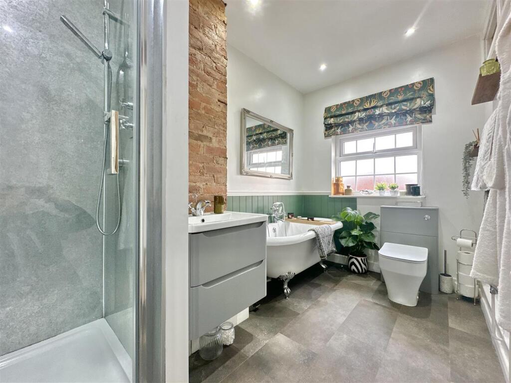 FAMILY BATHROOM