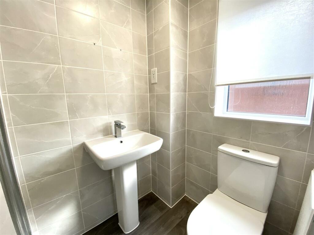 EN-SUITE SHOWER ROOM