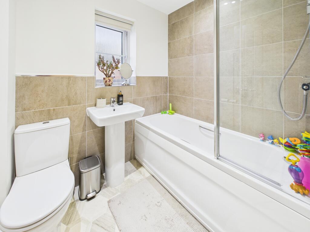 CAM04825G0-PR0221-STILL009