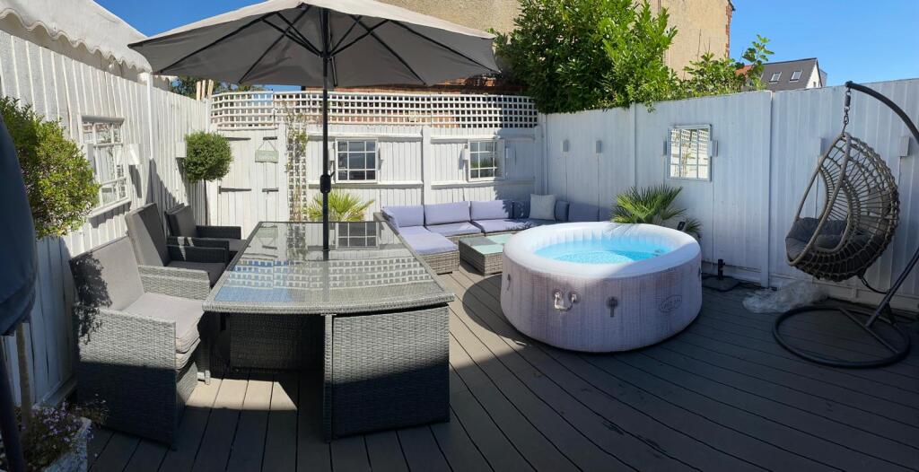 A desirable, deceptively-large, 6 bedroom terrace