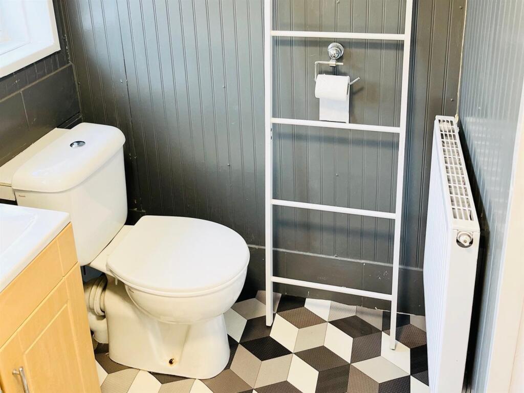 Flat 1 Bathroom.jpg