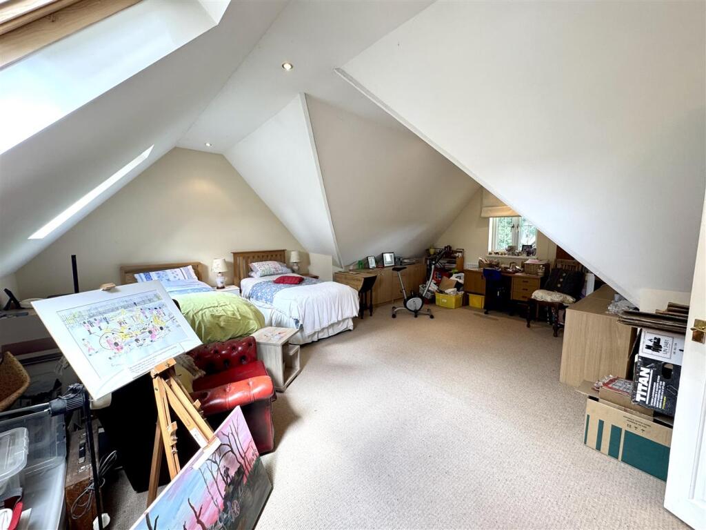 HOBBY ROOM/FITH BEDROOM