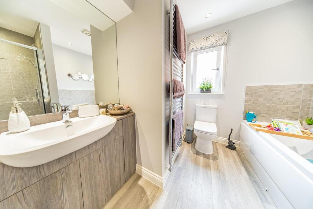 11 Atherton Drive bathroom 2.jpg