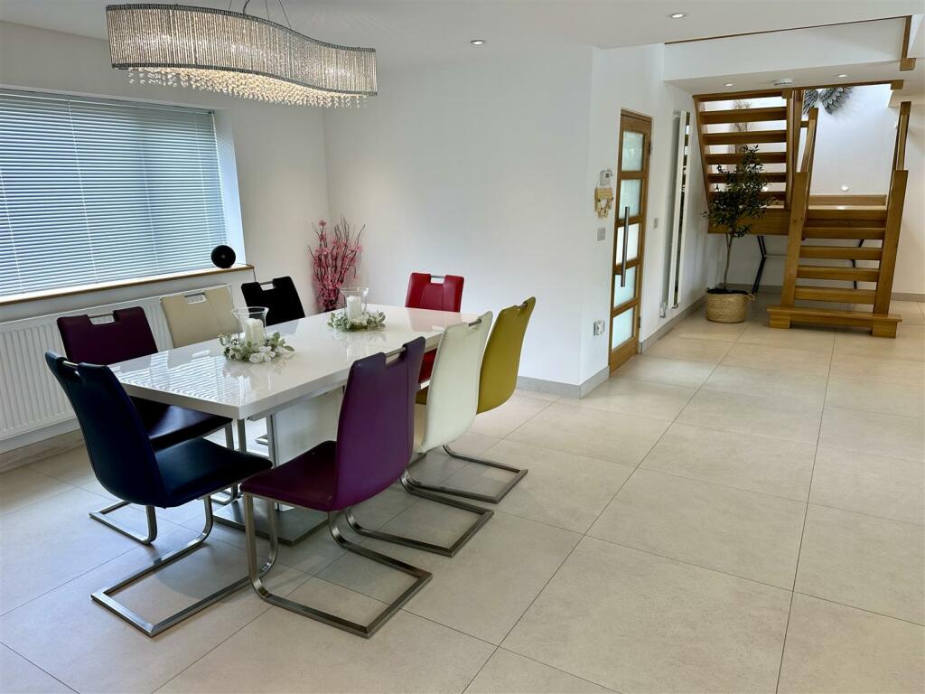 OPEN PLAN KITCHEN/DINING/FAMILY ROOM