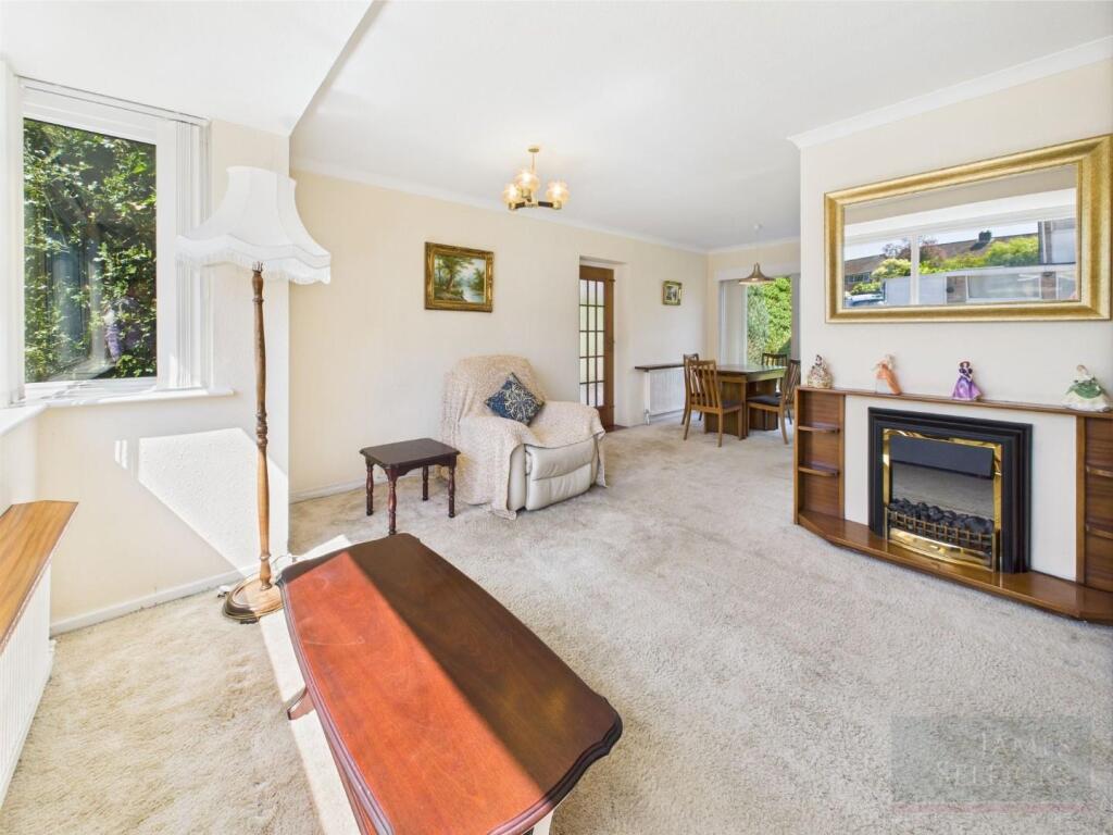 'L' shaped Sitting/Dining Room