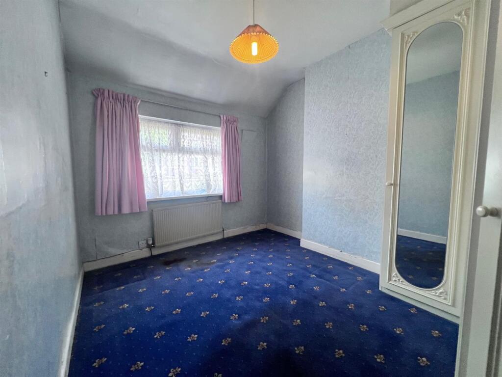 Front Bedroom 1.jpg
