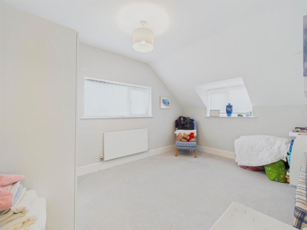 BEDROOM 4