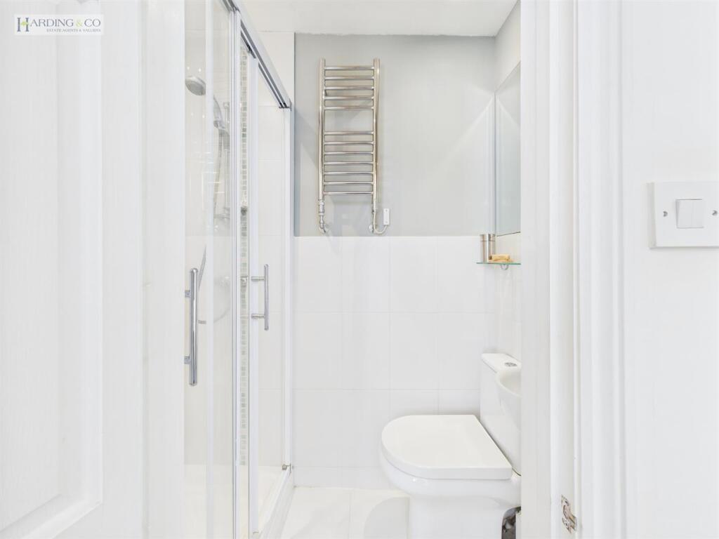 Bedroom 2 en suite.jpg