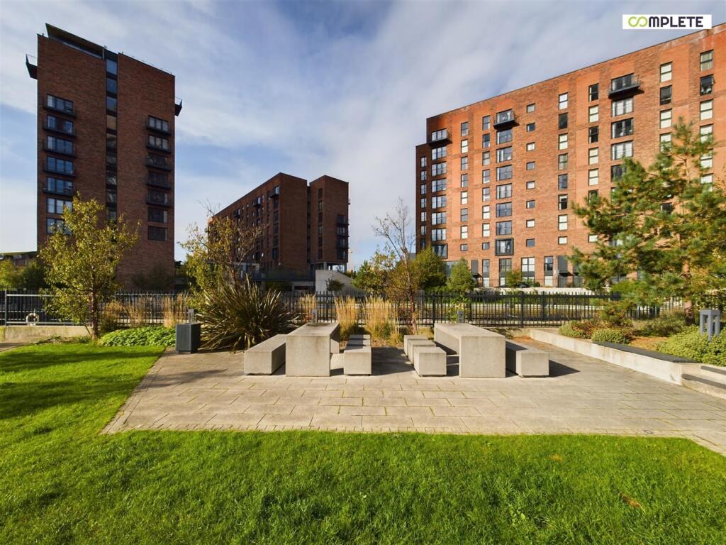 CAM01231G0-PR0080-STILL024