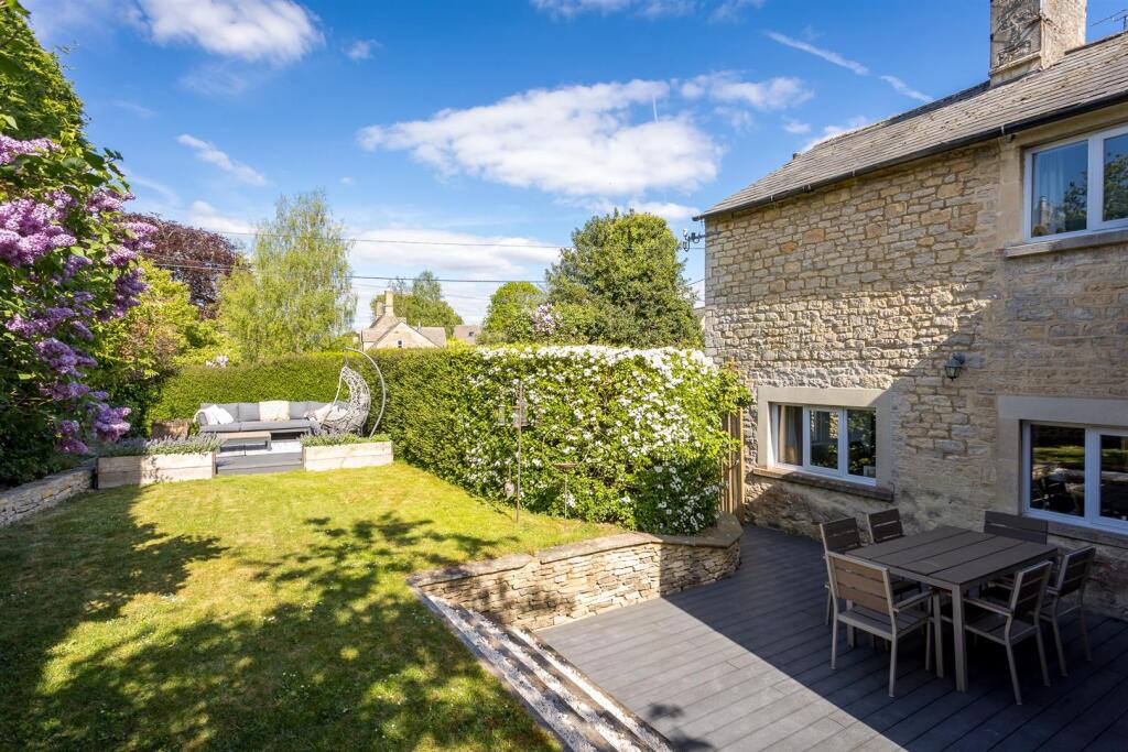 18 - Hilary Cottage - GL7 4HT - Web.jpg