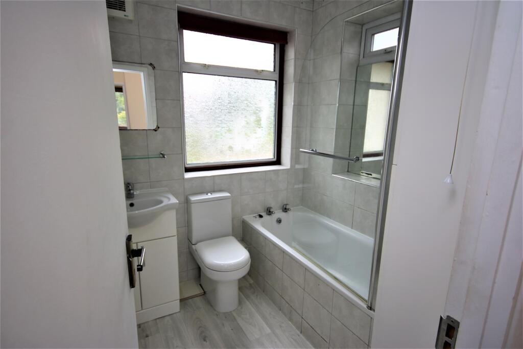 FAMILY BATHROOM: