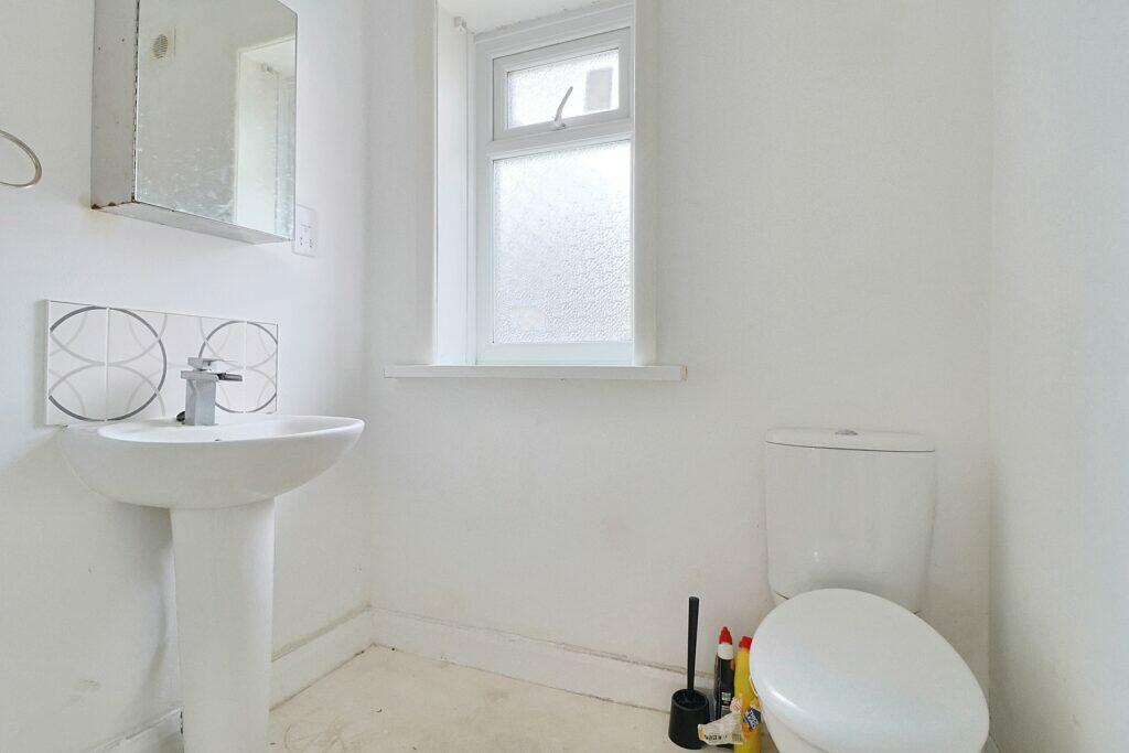 Colebrook Avenue - Toilet