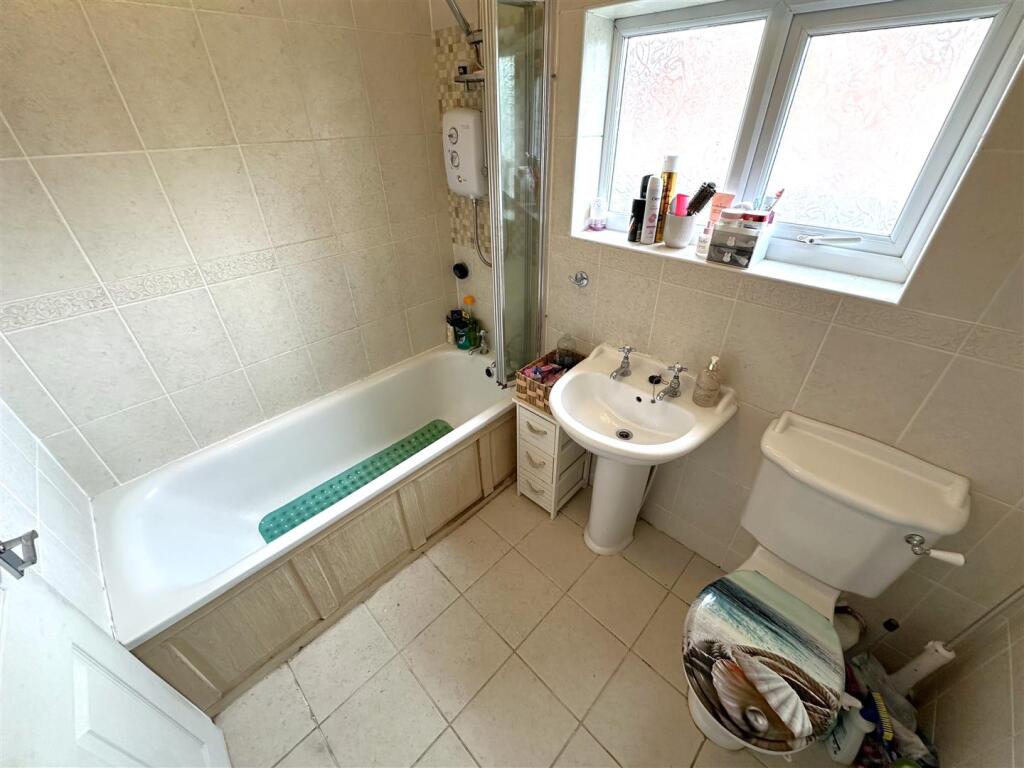 Family Bathroom 232