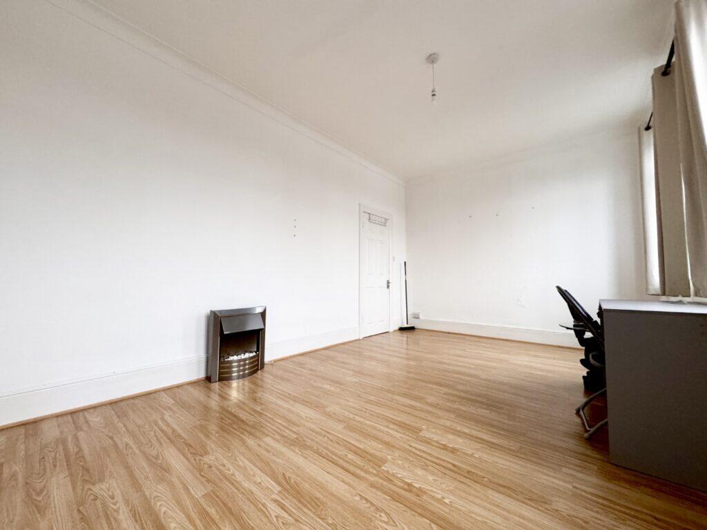Bowes Road, Arnos Grove, N11