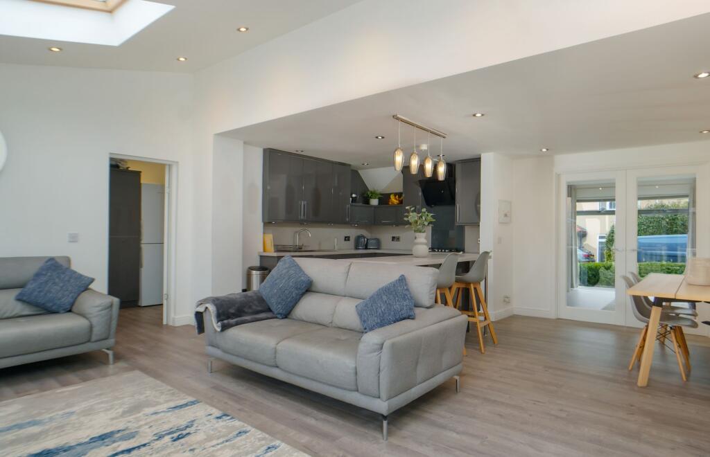 Open plan kitchen and dining room