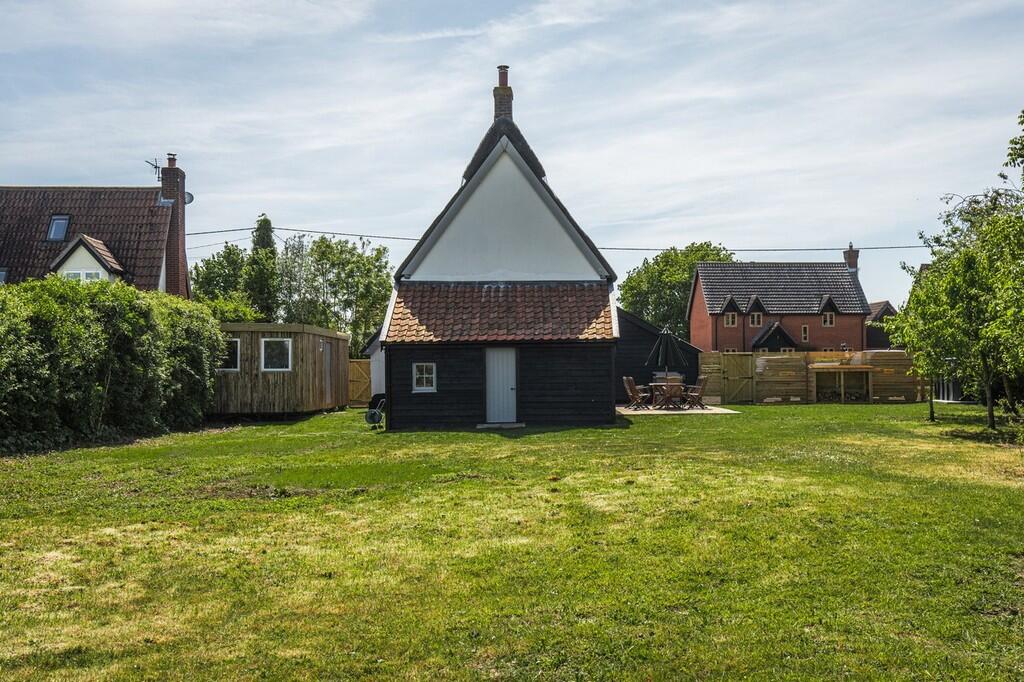 White Cottage Hou...