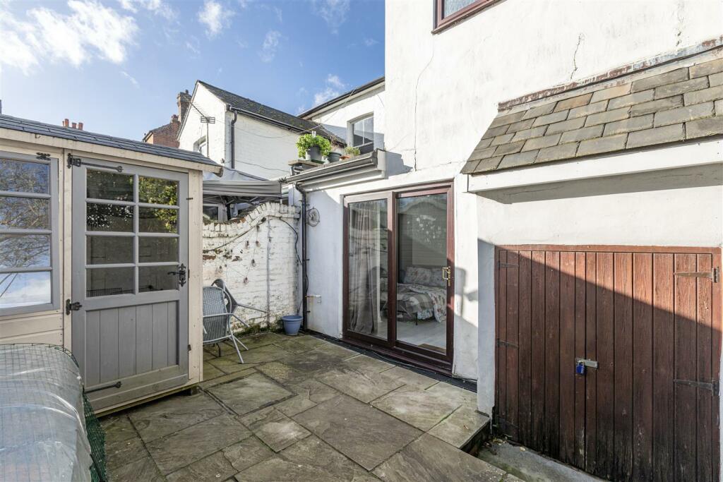 Flat 1, 218 Station Road, Addlestone, KT15 2BE - 1