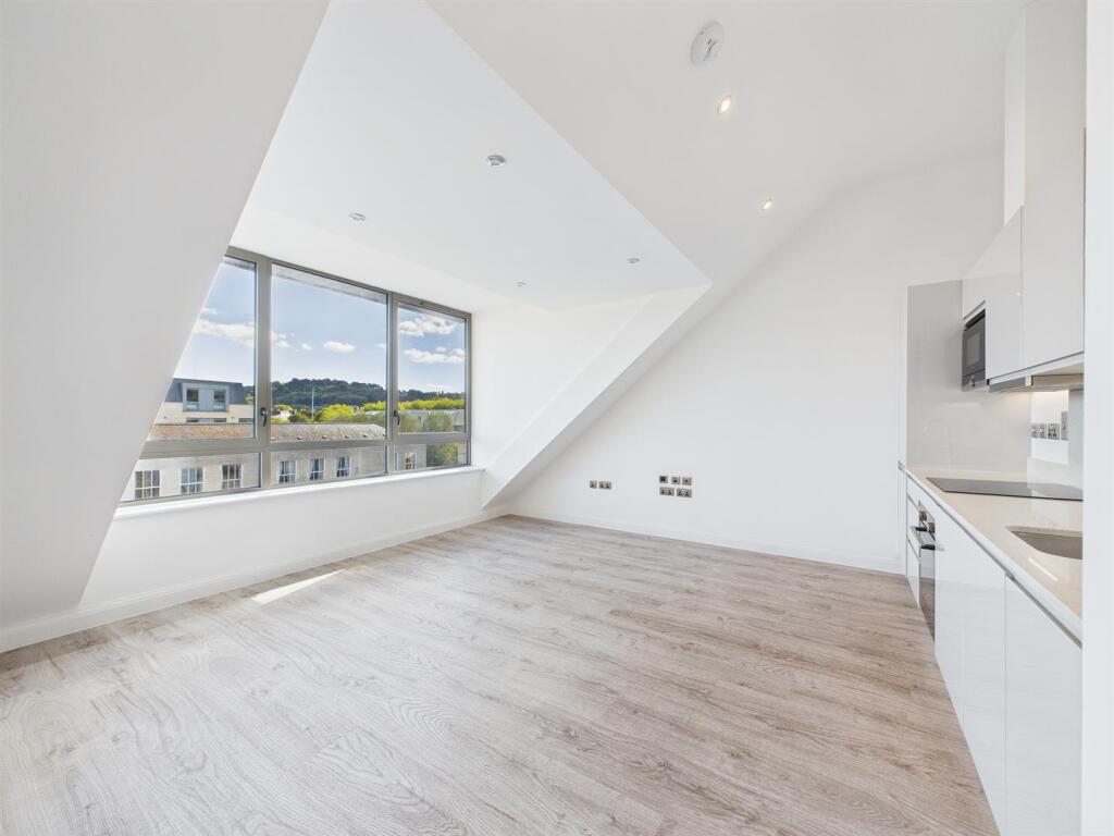 13 - Modern 2-Bedroom Flat for Auction in Bath.jpg