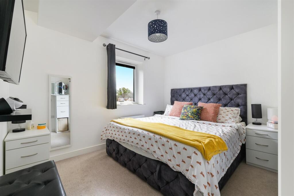 NAILSWORTH CRESCENT (10).jpg