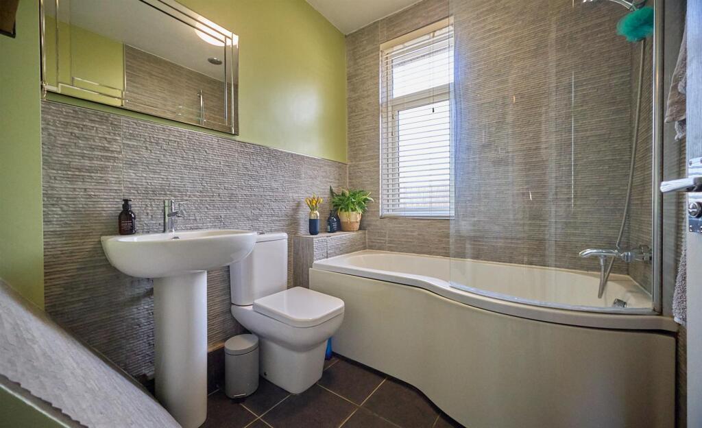 REFITTED BATHROOM TO FRONT