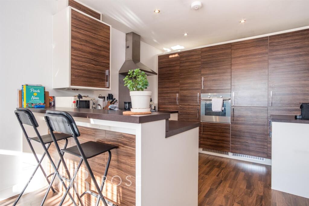 Kitchen/Breakfast Bar