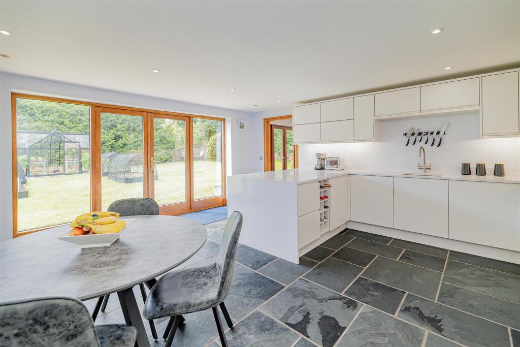 Kitchen Additional Photograph