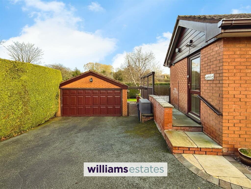 Garage / Driveway