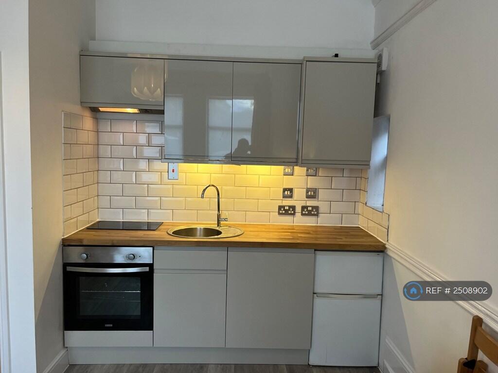 Compact High End Kitchen With Solid Oak Worktop