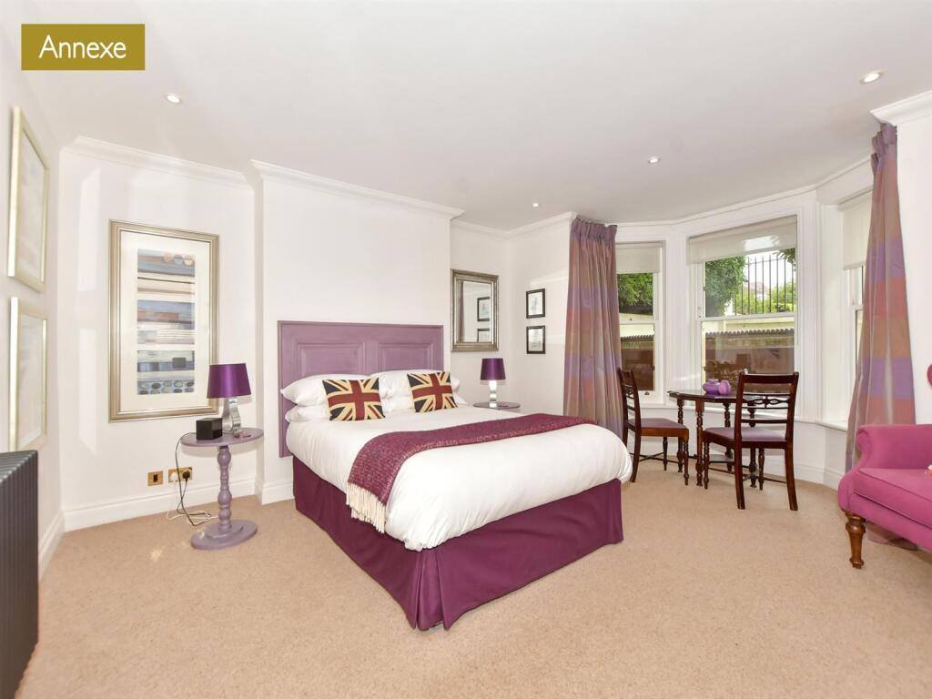 Bedroom 1 (Apartment)