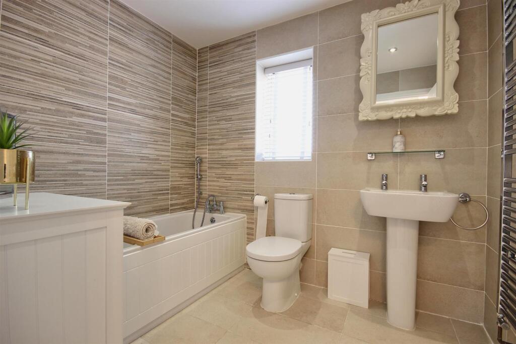 FAMILY BATHROOM/W.C.