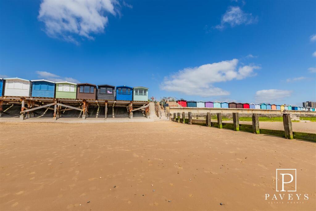 BEACH HUT