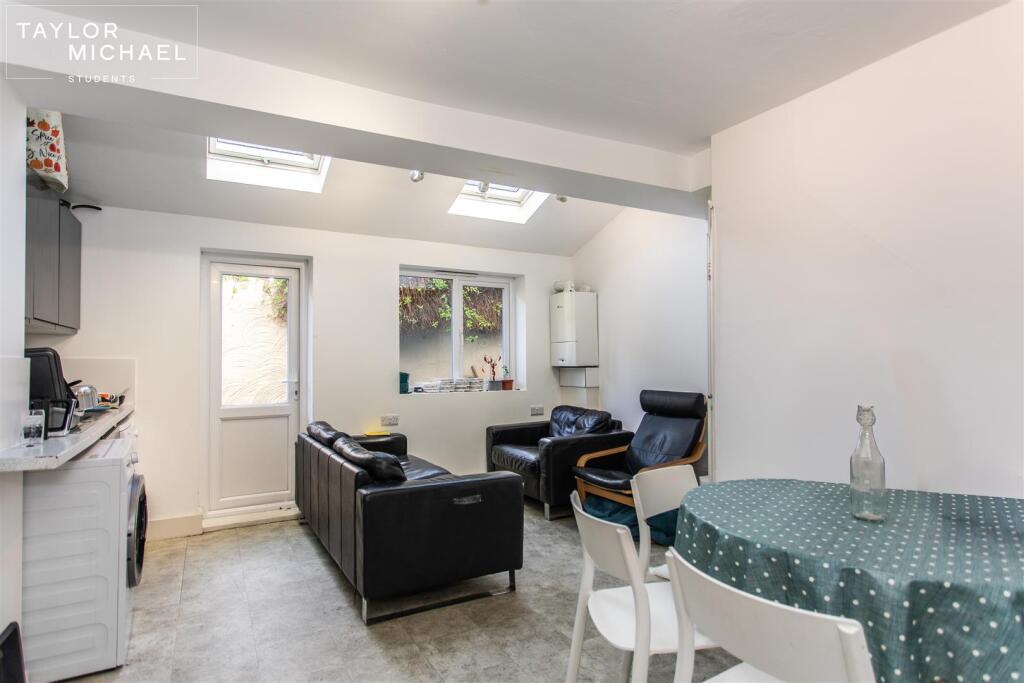 Kitchen / Living Area