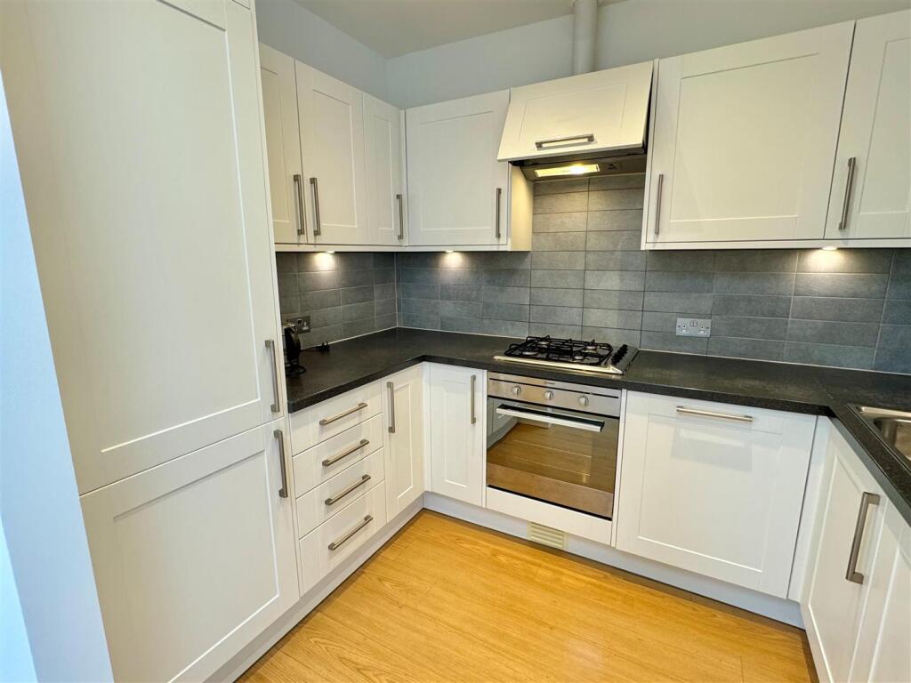 10 Tre Lowen Kitchen