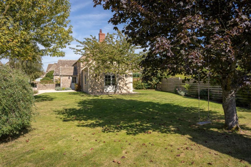 25 - 41 Ampney Crucis - GL7 5SF - Web.jpg